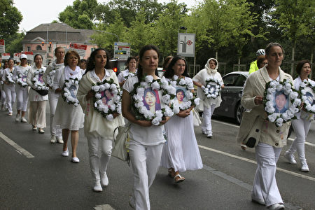 白衣女士方陣悼念在大陸被迫害致死的法輪功修煉者。（曹工／大紀元）